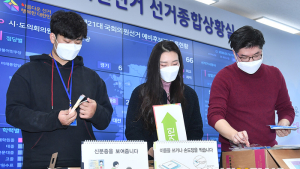 투표소 선거물품 점검하는 선관위 관계자들