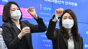 '투표도장 점검하는 선관위 관계자들'