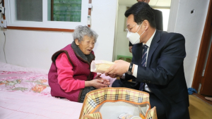 부안군, 코로나19 어르신 식사 돌보기 나서