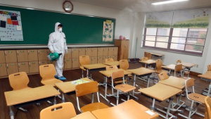 '4월 개학' 되나… 집단감염 우려 3차 개학 연기 검토