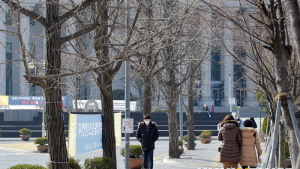 '코로나19 여파' 한산한 대학 교정