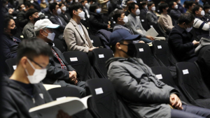 삼성전자 주총 '좌석 띄워 앉은 참석자들'