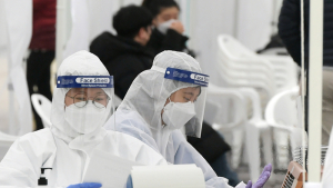 강풍에도 코로나19 검진 이어가는 의료진들