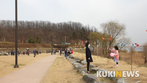 따뜻한 봄날 '잠시 코로나19는 잊겠습니다'