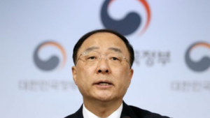홍남기 “코로나19로 경제 멈춤 위기…기재부 리스크 선제대응해야”