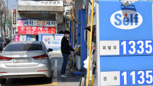 휘발유 가격, 코로나19 사태에 5년 만에 최대 낙폭