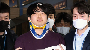 목에 깁스한 '박사방' 조주빈