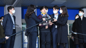 검찰 이송되기 전 취재진 질의 받는 조주빈