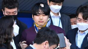 조주빈 '머리에 밴드, 목에 깁스'