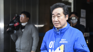 취재진과 인터뷰하는 이낙연