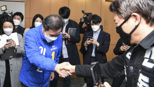 신동욱 총재와 인사하는 이낙연