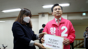 후보등록 후 포즈 취하는 황교안