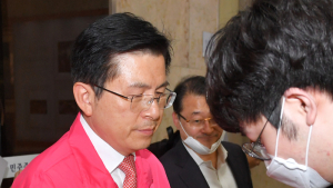 황교안, 체온 측정은 필수