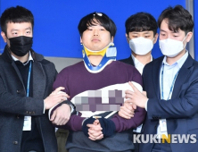 포토라인서 ‘휠라’ 입은 조주빈…“무방비 블레임룩, 범죄 미화 우려”