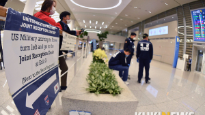 '출국 게이트 앞 미국발 입국자들을 위한 안내문'