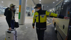 경찰 안내 받으며 임시 검사시설 향하는 외국인