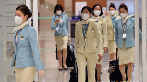 비행 마치고 입국하는 대한항공 객실 승무원들