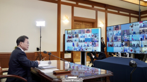 화상으로 G20 정상들과 소통하는 문재인 대통령
