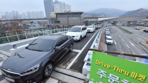 '드라이브 스루 농산물 마켓' 줄줄이 기다리는 차들