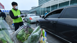 농산물도 차에서 구입 '드라이브 스루 농산물 마켓'