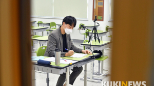 '원격수업 준비하는 고교 교사'