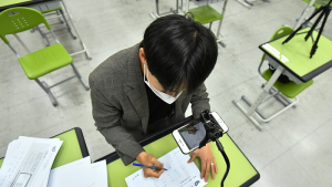 썰렁한 교실 속 '온라인 원격수업 예행연습'