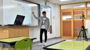온라인 원격수업, 학생 대신 카메라 '아이 컨텍'