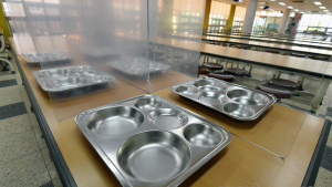 '썰렁한 고등학교 급식실'