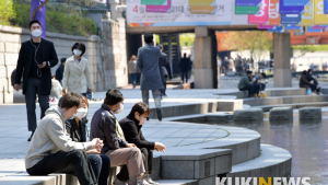 따뜻한 봄날 청계천 찾은 시민들