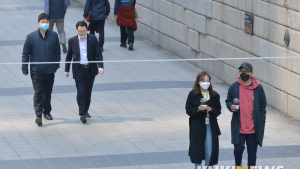 미세먼지 없는 날씨에 청계천 찾은 시민들