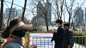 석촌호수 폐쇄 '벚꽃 구경은 내년에'