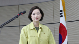 개학 방안 발표하기 위해 입장하는 유은혜 부총리