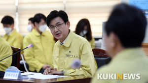 정세균 총리에게 현안보고하는 박성수 송파구청장
