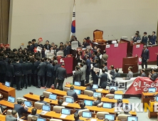 [쿠키뉴스 여론조사] 양대 위성정당 지지율 ‘하락’ 속 열린당 15.5% ‘약진’