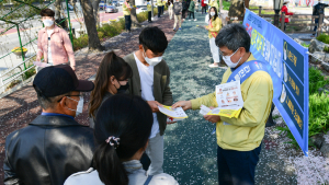 '벚꽃만발 사회적 거리두기 호소'...이환주 남원시장 캠페인 동참