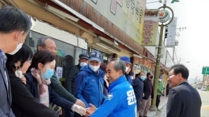 [총선]윤준병 더불어민주당 정읍고창 후보, 칠보 장날 주민 한표 호소