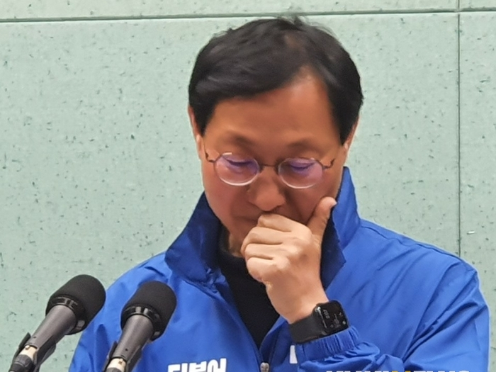 김성주 더불어민주당 전주시 병 후보가 한누리넷 대표 당시 형님과의 관계를 얘기하면서 눈시울을 붉혔다.