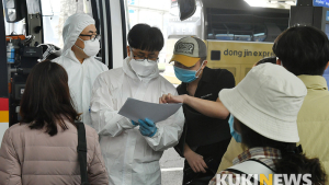 붐비는 해외 입국자 전용 공항버스 정류장