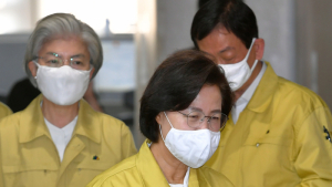 브리핑룸 들어서는 추미애-강경화-진영 장관