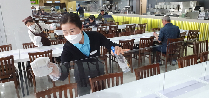 경부고속도로 안성휴게소에 설치된 투명 가림막 /곽경근 대기자