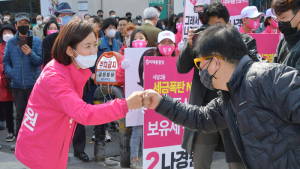 나경원 '악수 대신 주먹인사'