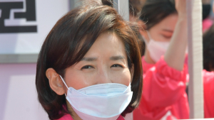 박수치는 나경원