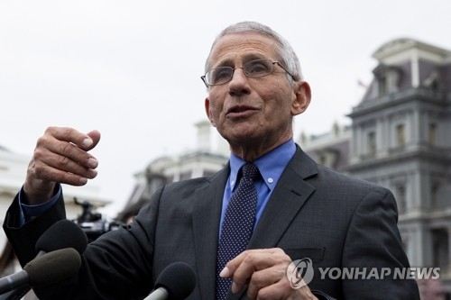 기자들 질문에 답하는 앤서니 파우치 소장, 사진=워싱턴 EPA/연합뉴스
