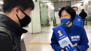 숭실대역에서 인사하는 이수진