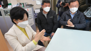 수어로 대화하는 이수진 후보