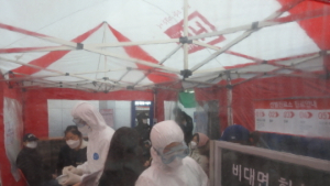 해외 귀국 코로나19 확진자 아내·아들도 확진