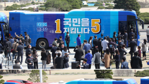 선관위, 더불어민주당·더불어시민당 ‘쌍둥이 버스’ 시정 요구