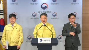 '고강도 사회적거리두기' 2주 연장…종교·체육시설 운영 중단 지속