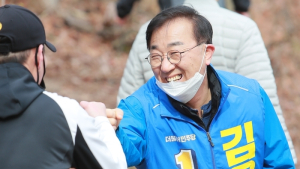 [총선]김윤덕 전주갑 예비후보,  등산객  만나 지지 호소