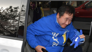 미소 지으며 차에서 내리는 이낙연
